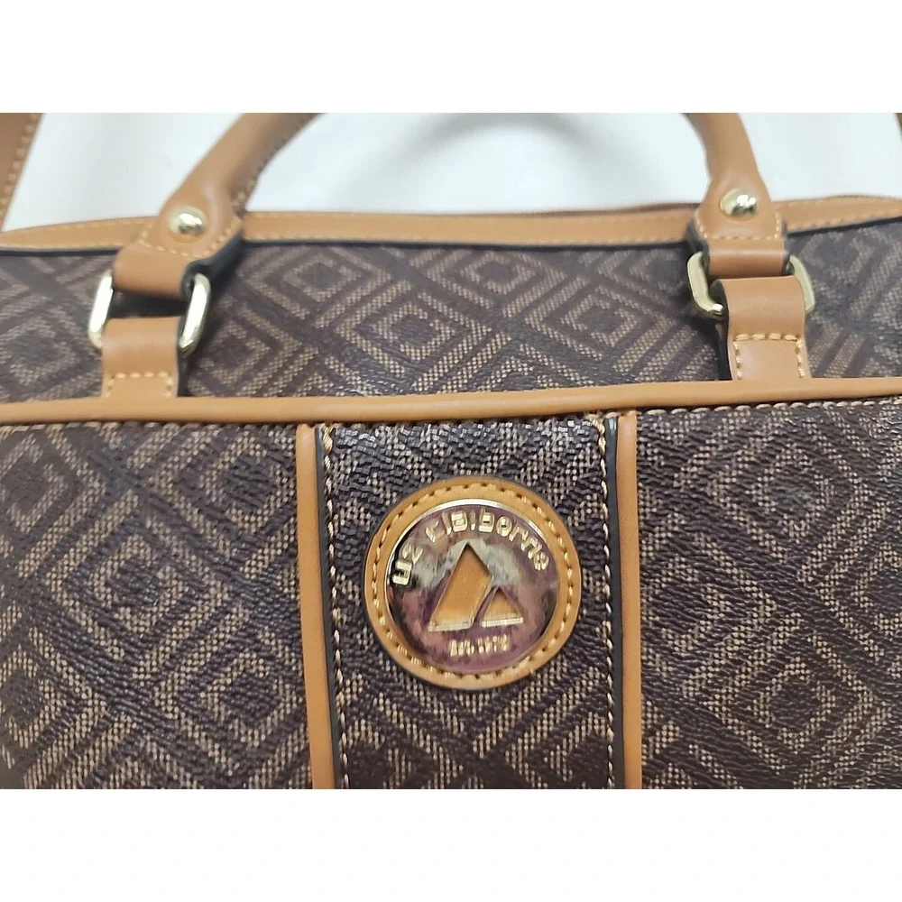 Liz Claiborne features est classic